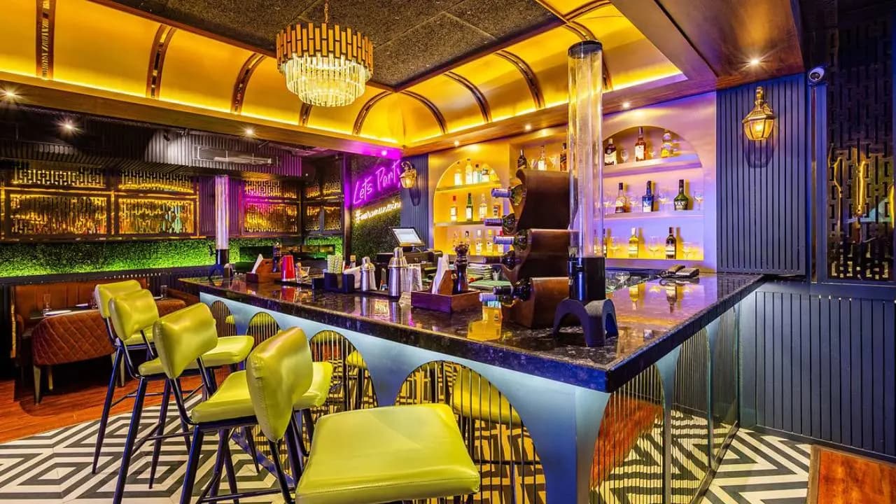 the Tenshoku Sodan Bar opened in Japan