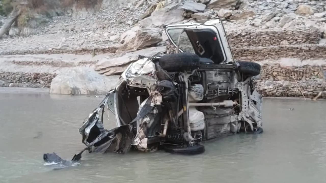 Car with passengers landed in Teesta river from the top in North Bengal