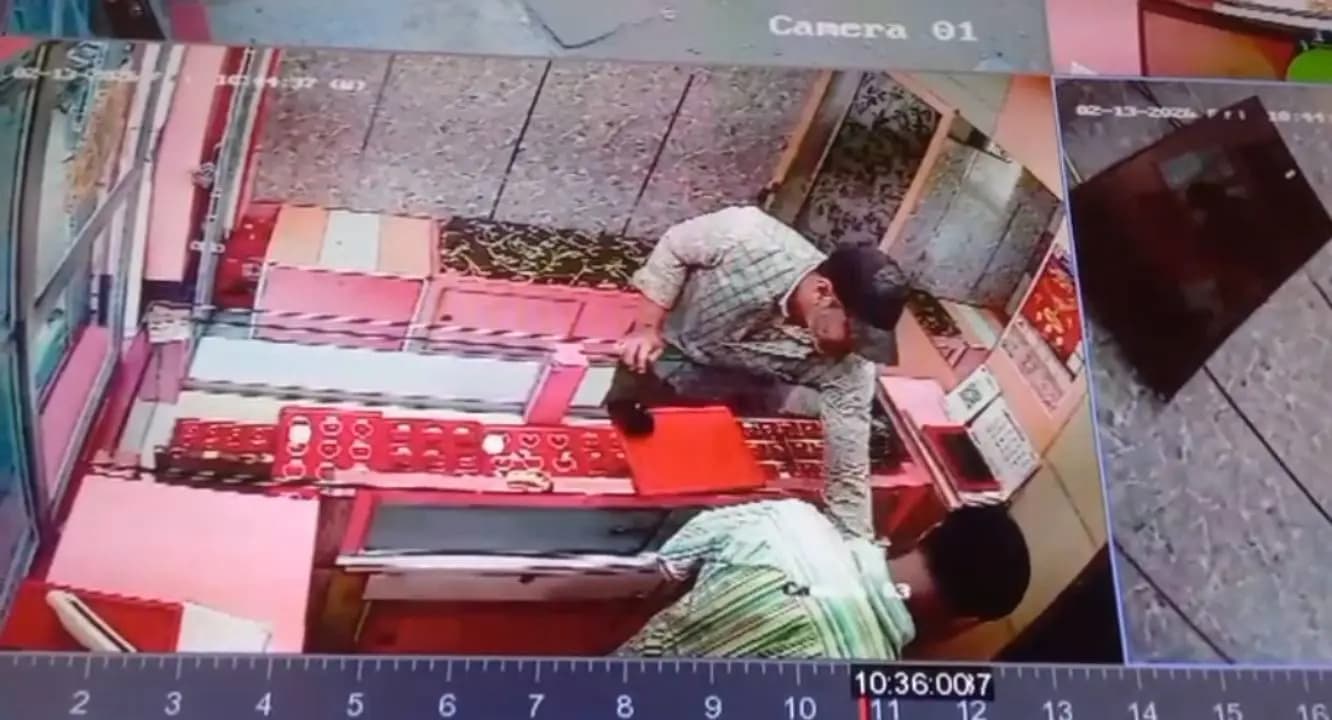 Man entered the store disguised as a customer and fled with the jewelry