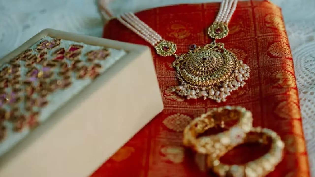 Gold Rate crash across India huge price drop in just one day here check-18-22-and-24 carat-gold-rate-in kolkata-13-february