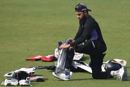Eden records highest crowd on Valentine's Day-Phil salt seen with KKR socks during practice 