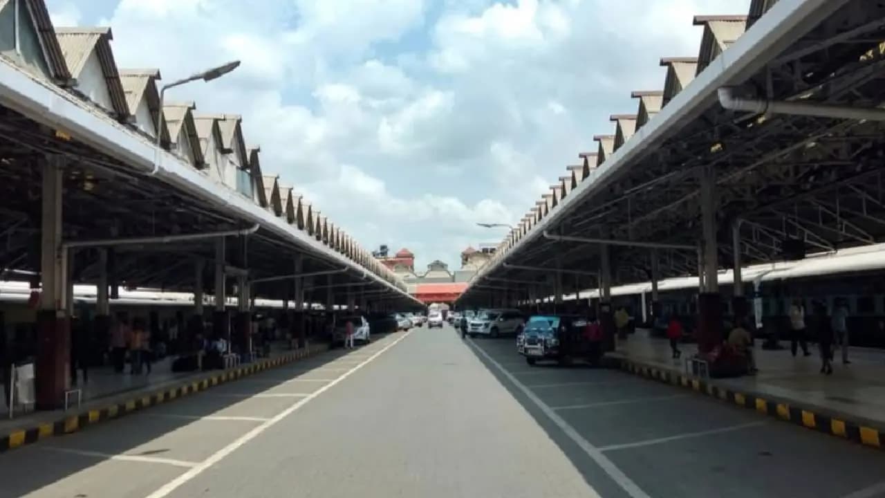 Howrah Rail Station: Inside This Indian Railway Station Vehicles Drive Daily Between Two Active Platform