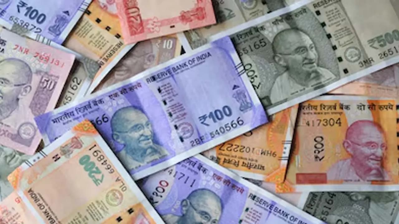 What changes have been made to the rupees 100 and 500 notes to prevent counterfeiting 