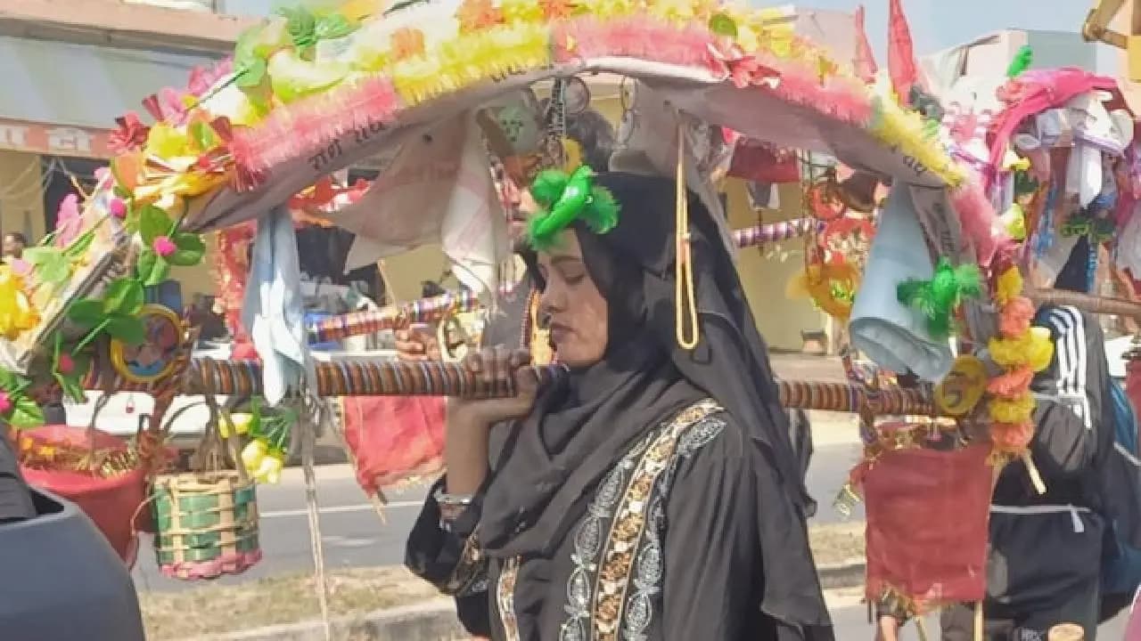 Kanwar Yatra in a Burqa: Burqa Clad Woman Carried Kanwar After Her Marriage Vow Was Fulfilled 