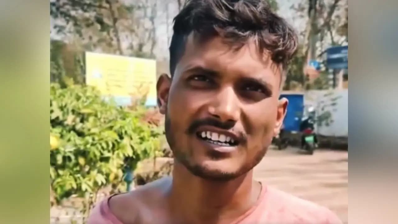 Murshidabad man was returning  from Bengaluru alleged pushed off a moving train