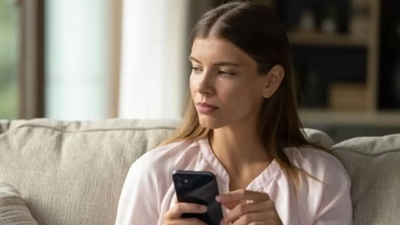 Relationship Tips does your partner doesnt texts or calls for long hours here is what may be the actual reason