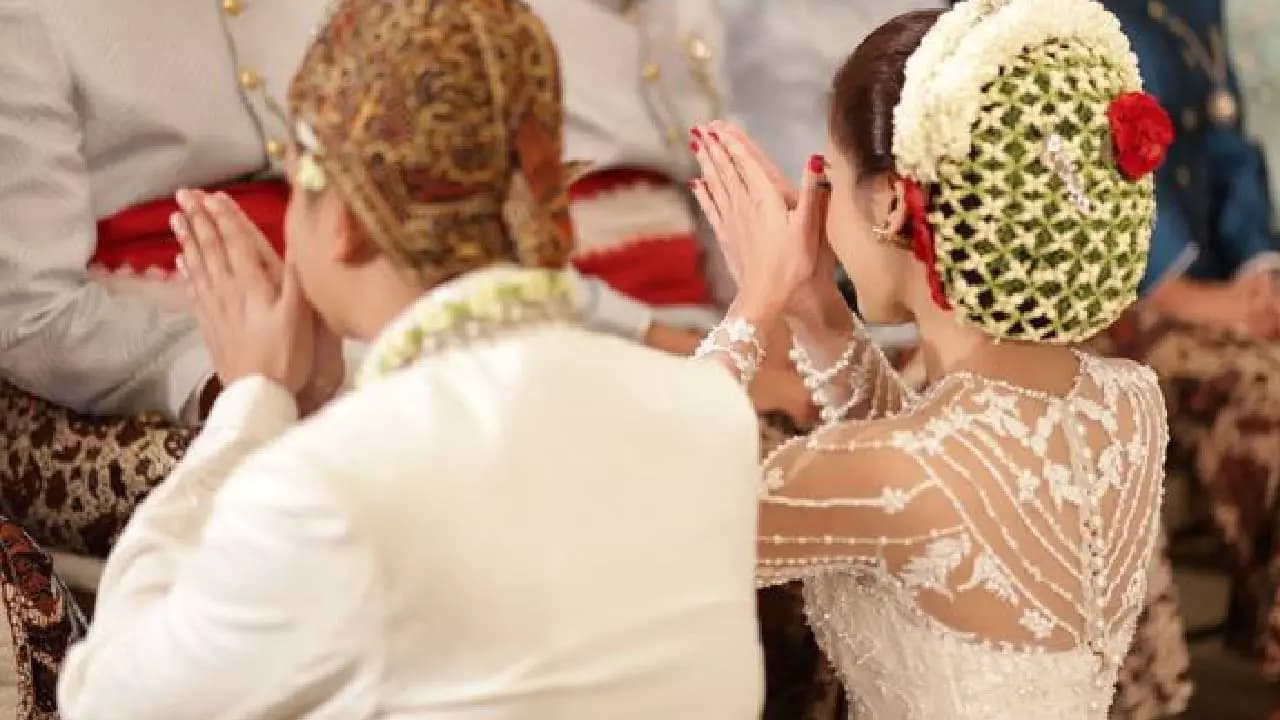 Tribal Rituals: Husband Caught Wife Cheating Then He Handed Her Over To Boyfriend And Accepts Cow in Indonesia