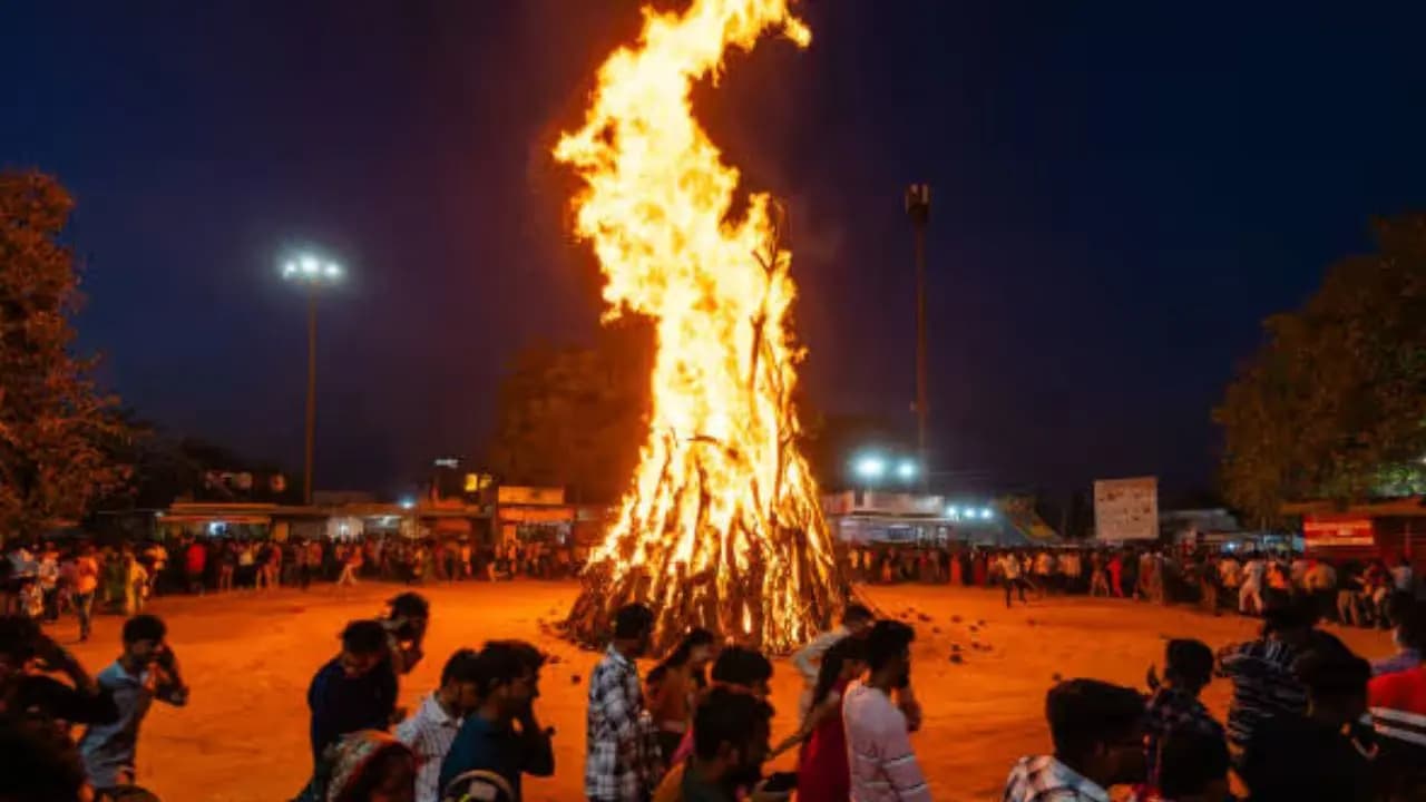 Holashtak 2026 negative impacts will have to face by these Zodiac Signs 