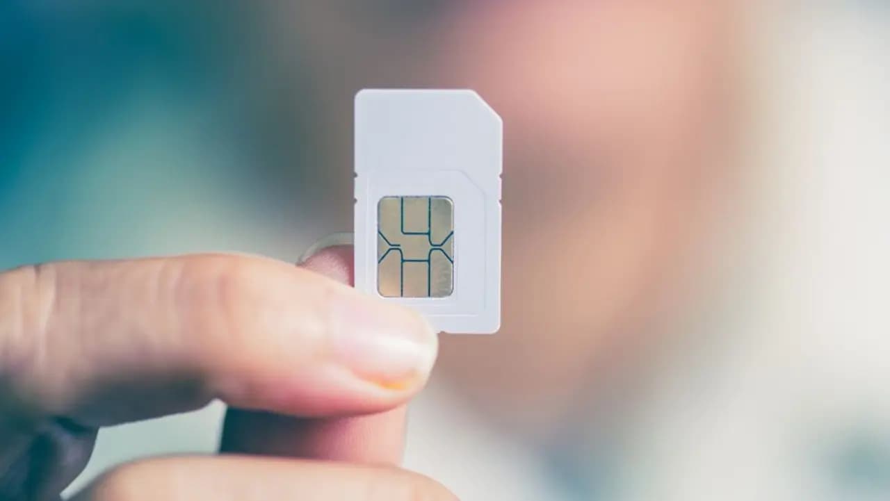 99 percent of people do not know why one corner of the SIM card cut