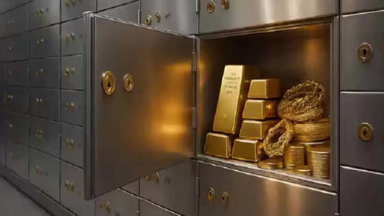 How much money can be recovered if gold is stolen from a bank locker