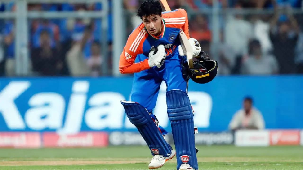 T20 World cup: Abhishek Sharma was seen giving a pep talk to his team 