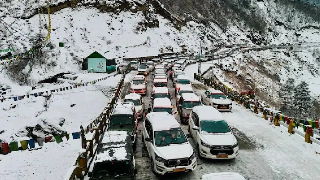 Tourists Rescued By Army After Fresh Snow In Higher Reaches Of Sikkim 