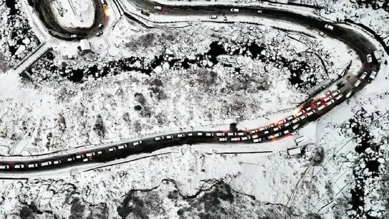 Many Vehicles Stuck Near Sikkims Tsomgo Lake Due To Snow Tourists Rescued 