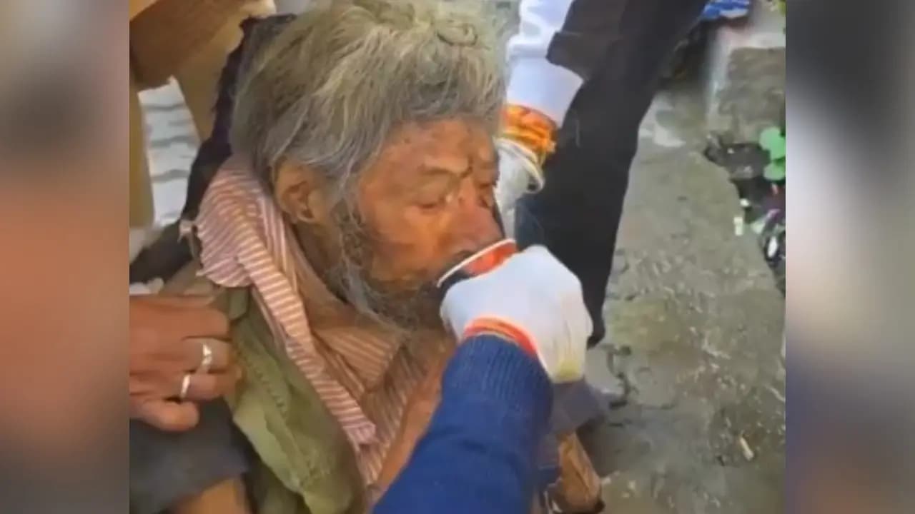 Elderly Doctor Didnt Change Clothes For 18 Months
