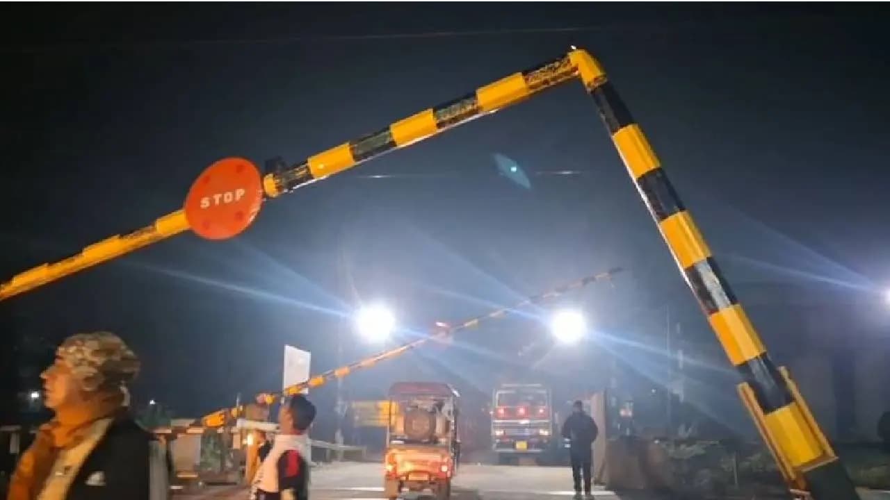 Rail gate broken in bandel katwa line
