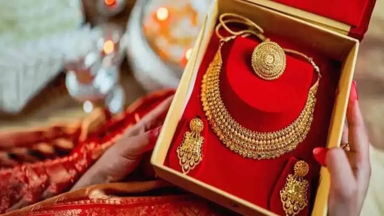 Gold rate massively decreased in kolkata on 27th february
