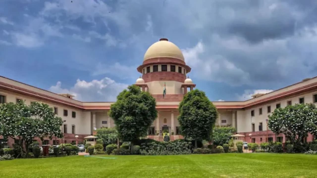 Man earns 325 rupees per day SC ordered him to 10000 rupees maintenance to his wife