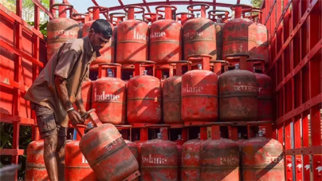 LPG Gas Cylinder Price Hike: 19 Kg LPG Gas Cylinder Price Hike By 31 On March 1