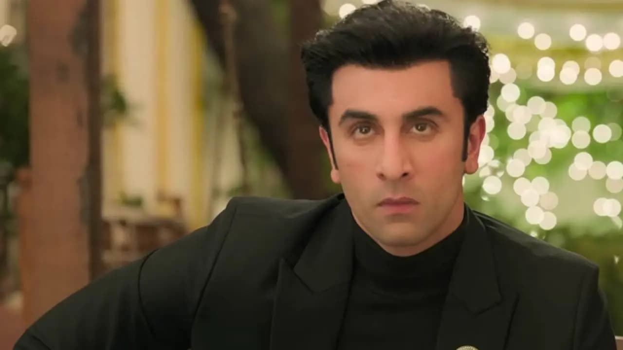 Ranbir Kapoor Handles Paparazzi Moment With Humor