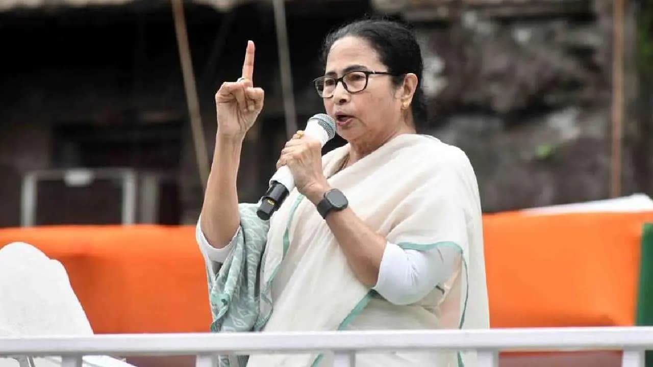 Mamata Banerjee will sit on Dharna at Metro Channel Esplanade