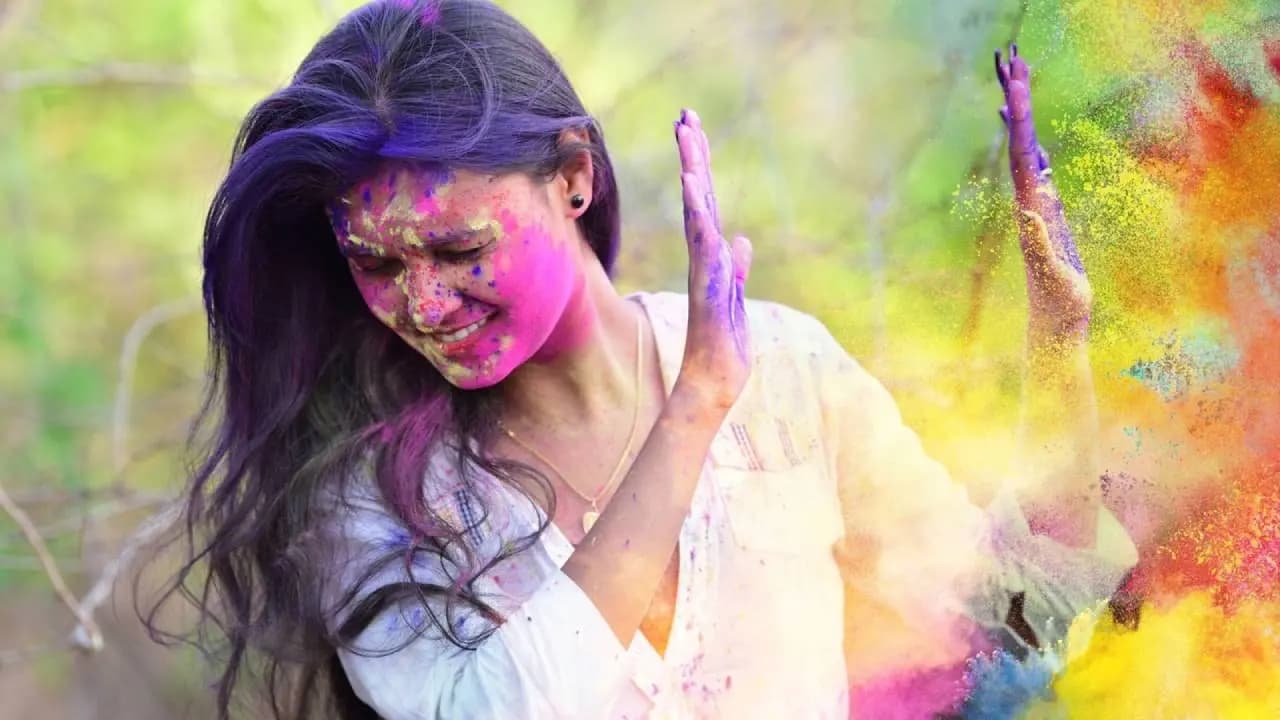 Holi Eye Care essitential Tips to protect eye from colours