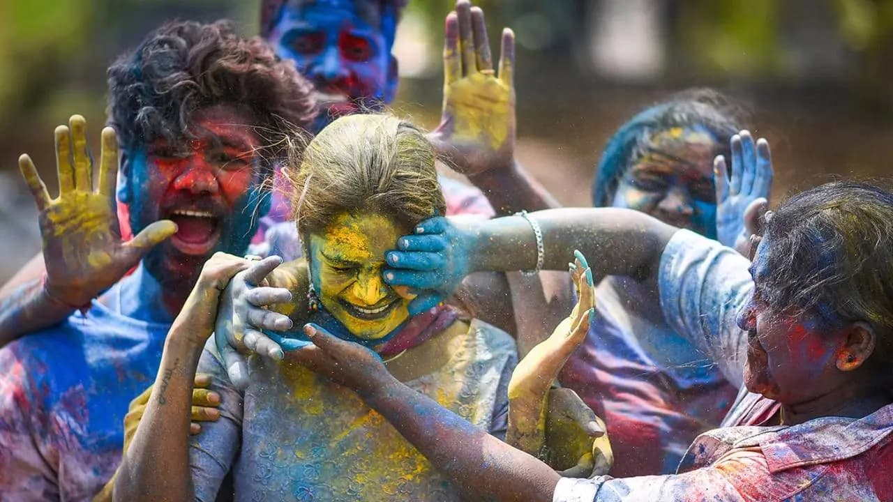Natural Skincare Tips: How to Remove Holi Colors and Prevent Skin Damage Using Home Remedies
