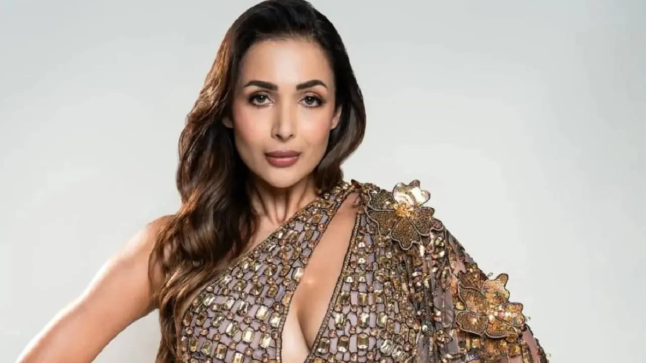 Malaika Arora Blushes as Navjot Singh Sidhu and Sunil Grover Flirt on The Great Indian Kapil Show