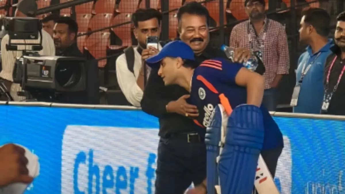 T20 World Cup: Abhishek Sharma Seeks Father's Blessings at Ahmedabad Ahead of T20 World Cup Final