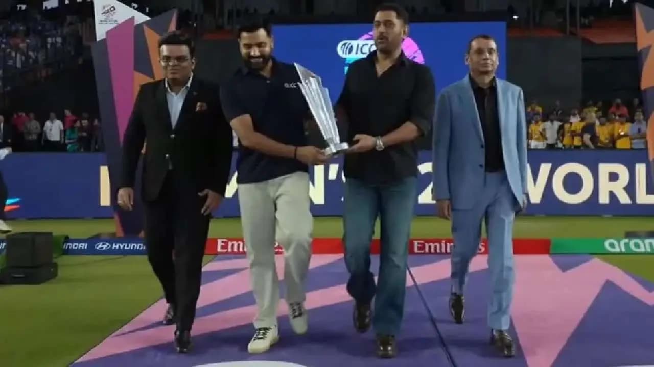 T20 World Cup: MS Dhoni and Rohit Sharma Bring Out T20 World Cup Trophy at Narendra Modi Stadium
