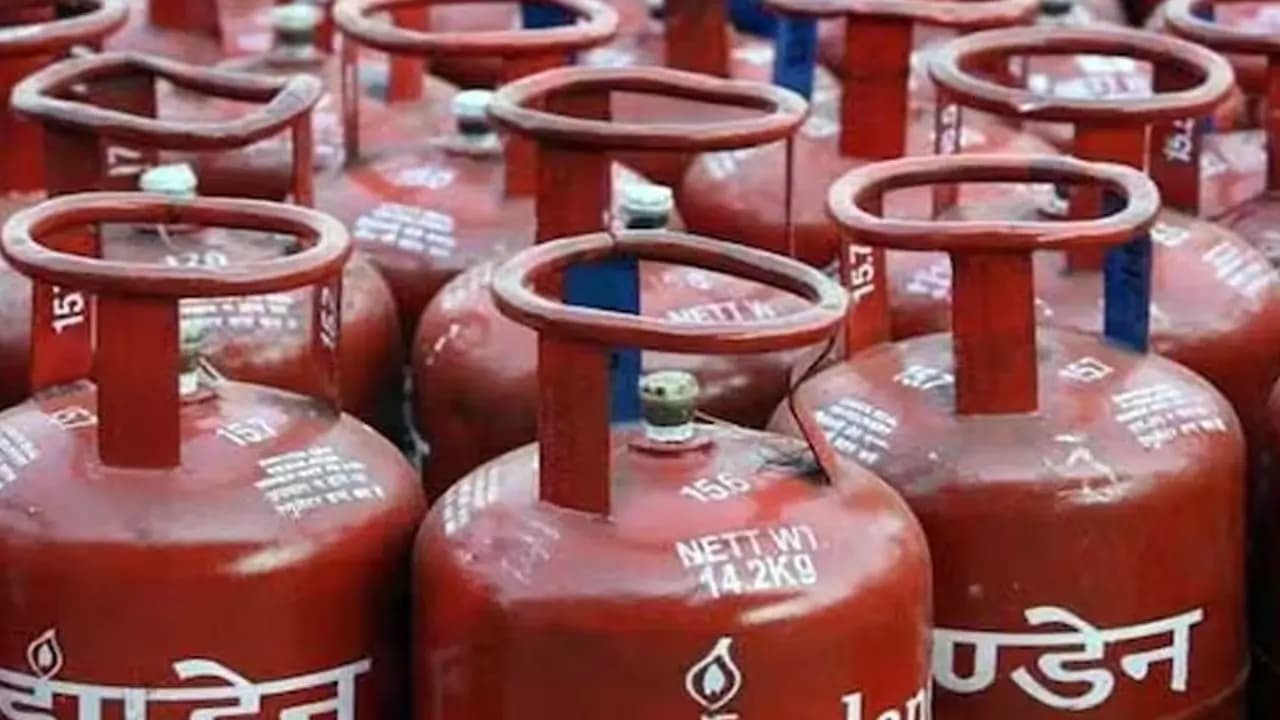 LPG Shortage: Check 14 point 2 kg cooking gas cylinder costs in Delhi Mumbai Kolkata Bengaluru