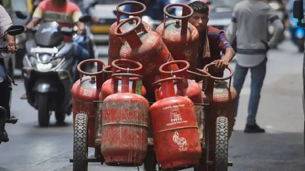 LPG Price: Restaurants Face Closure Crisis Amid Commercial LPG Shortage; Prices Hiked Sharply
