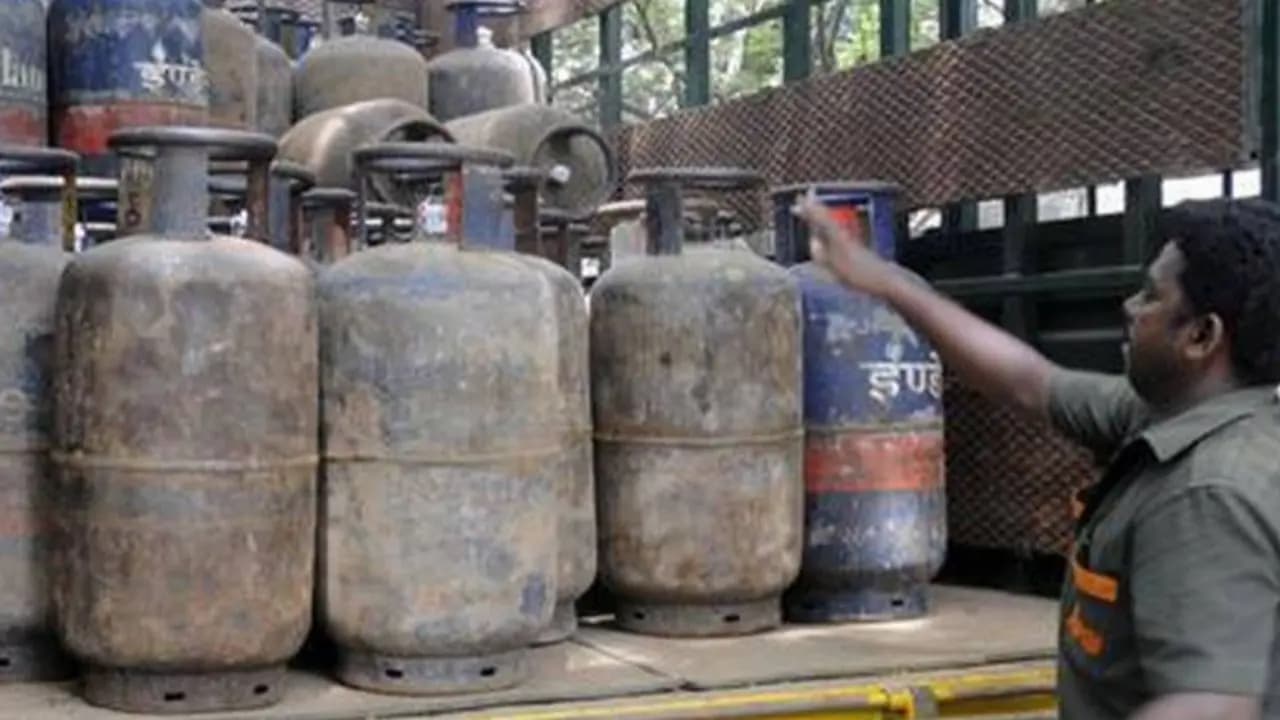Hormuz Strait Closure: What is the black market price of LPG cylinders in India