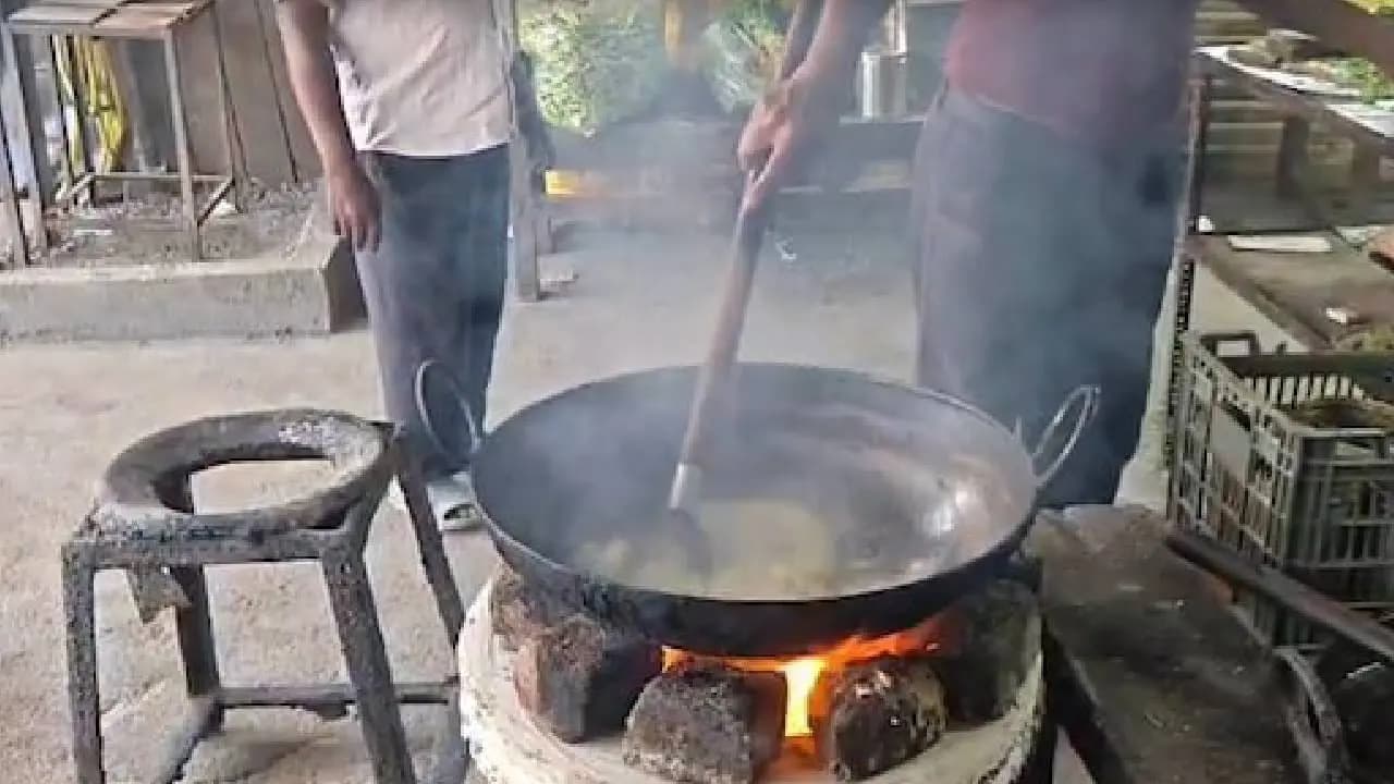 LPG Shortage: Iran War Pushes Many Indian Eateries Into Retro Mode Wood, Coal Replacing LPG