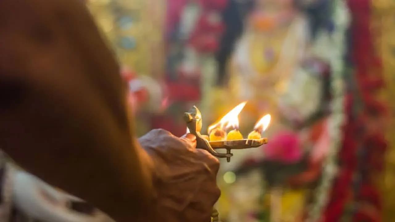 Priest Expelled From Uttar Pradesh Temple After Viral Photo Sparks Row