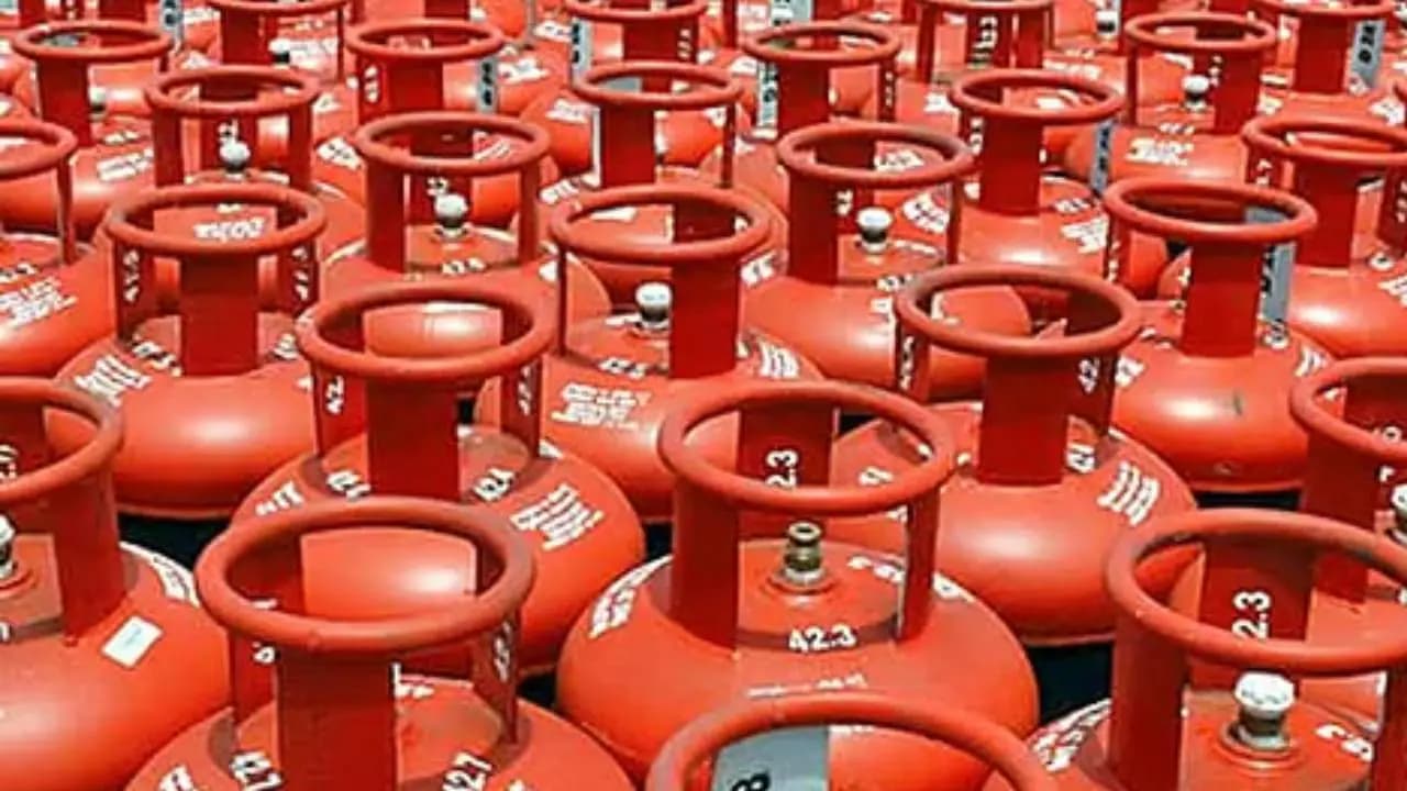 Commercial LPG Shortage Hits Restaurants in Mumbai, Kolkata; Govt Hikes Production by 10%