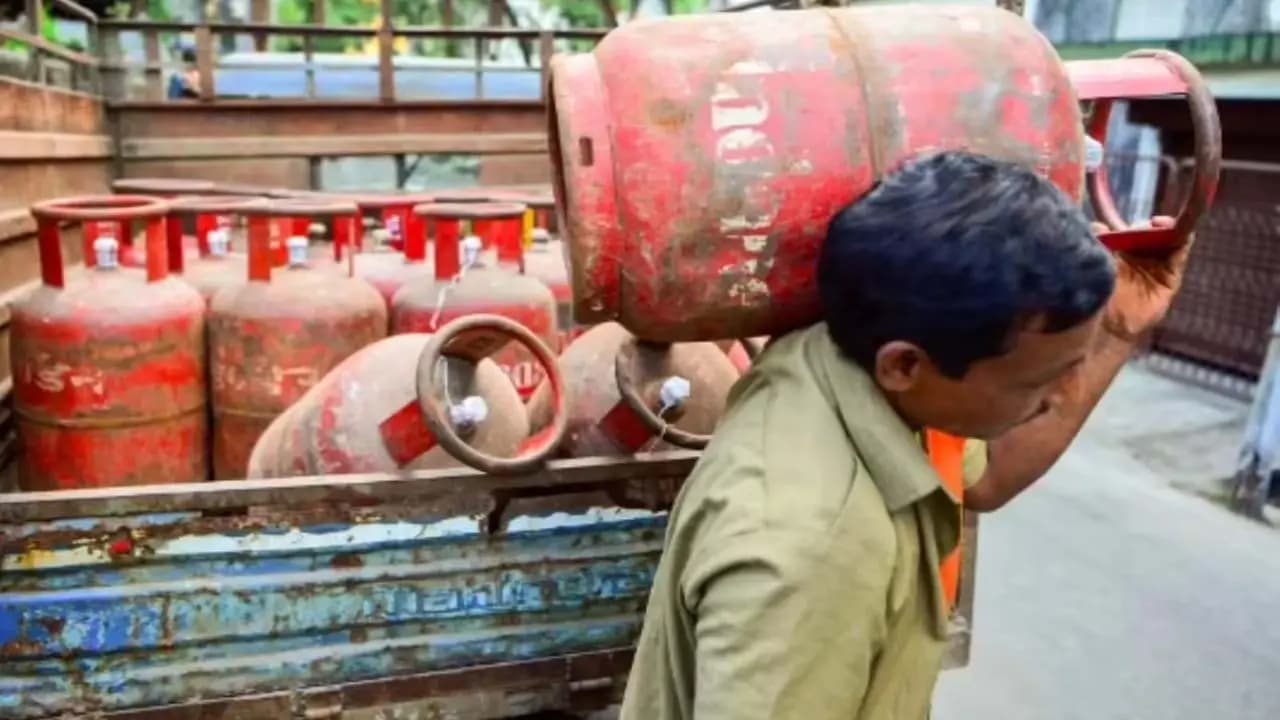 LPG Cylinder Crisis: You can book LPG cylinders in seconds without calling find out how