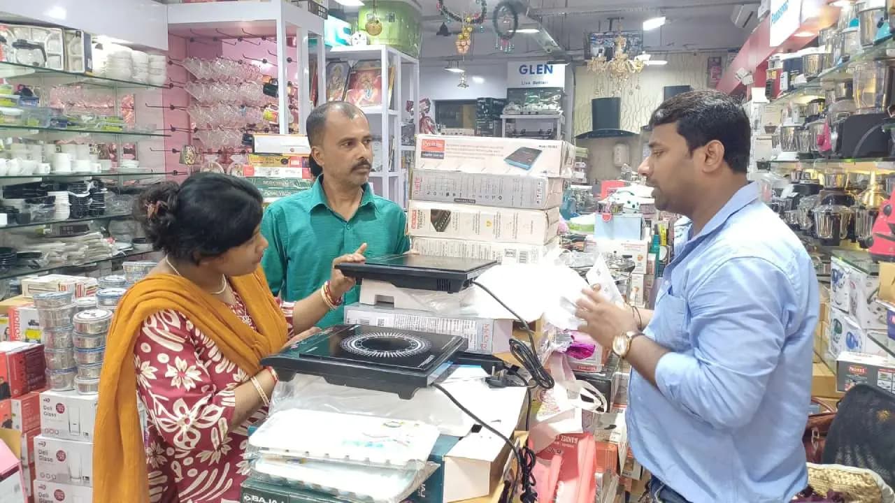 Hooghly Residents Rush to Buy Induction Cooktops Amid Acute LPG Shortage in West Bengal