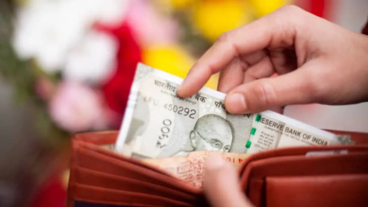 What is ‘Cash Only Weekend’? How This Viral Financial Trend Helps You Save Money