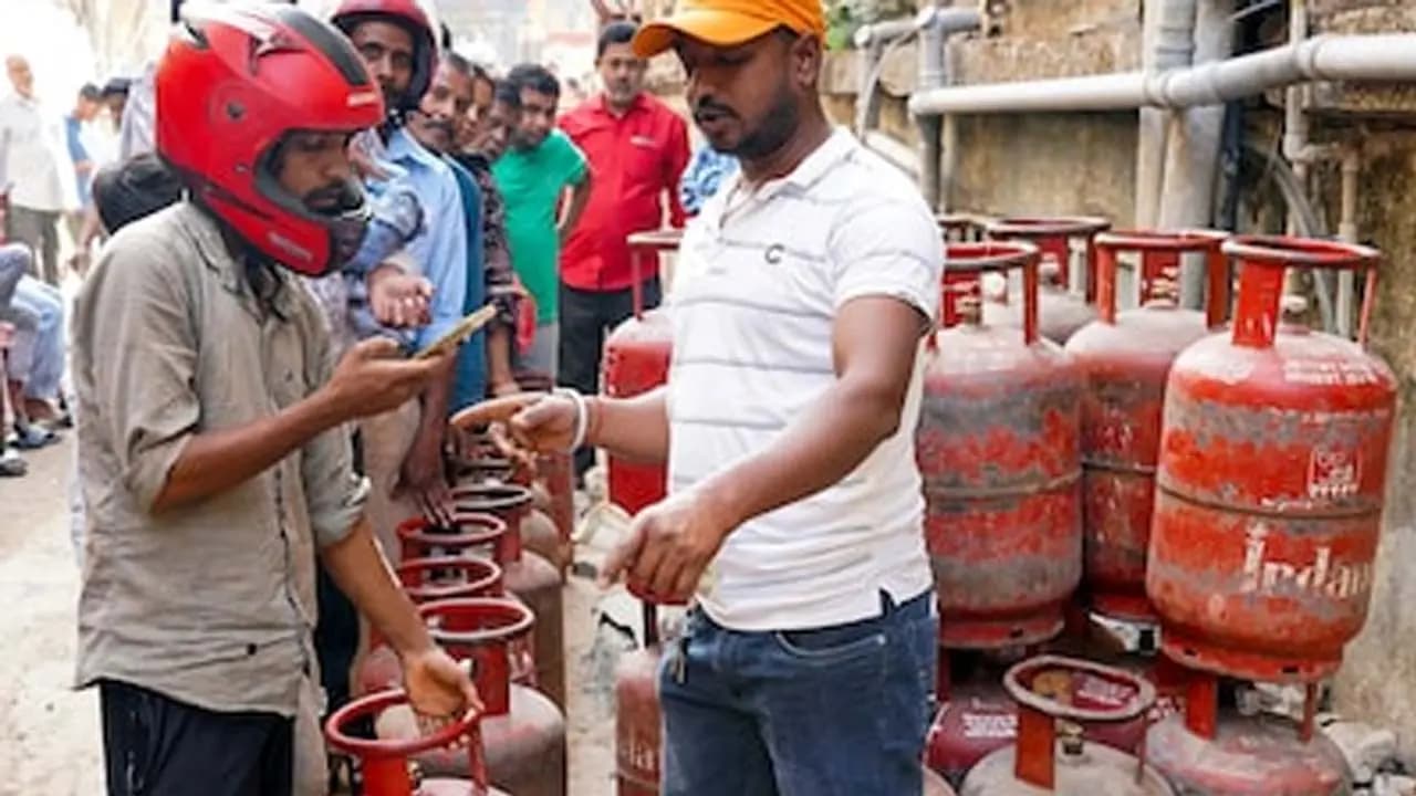 LPG Shortage in India: Domestic and Commercial Gas Cylinders Sell at High Prices Amid Black Marketing