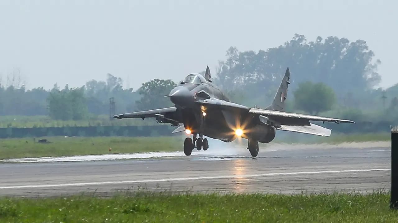 Chief of the Air Staff Flies Operational Sortie on MiG-29 UPG at Forward Airbase
