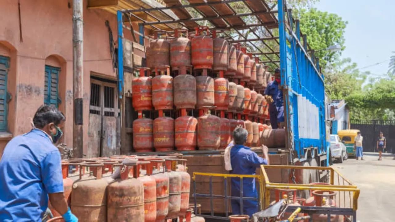 LPG Subsidy: Get ₹300 Discount on Gas Cylinders; Check PM Ujjwala Yojana Eligibility and How to Apply