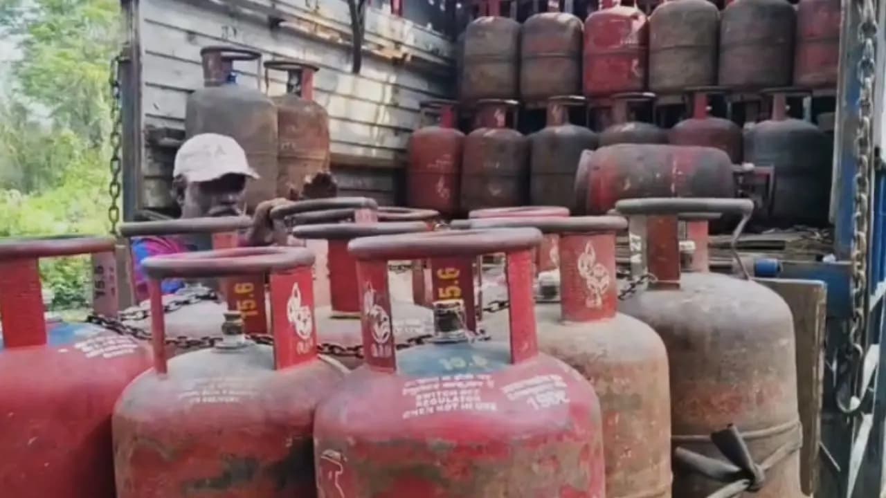 Hooghly SDO Inspects LPG Godowns in Chinsurah to Prevent Black Marketing Amid Supply Crisis