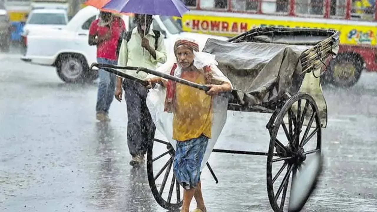 ভ্যাপসা গরমে নাজেহাল রাজ্যবাসী। শুক্রবার থেকেই। চড়ছে পারদ। 