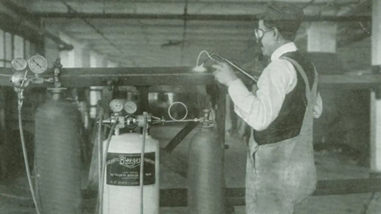 How Walter Snelling invented lpg from the leak of a petrol tank, the chemistry behind the modern cooking gas cylinder