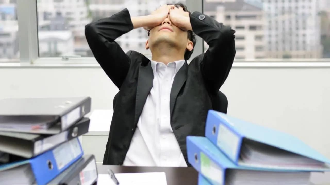 What is Imposter Syndrome: Signs and Expert Tips to Overcome Self-Doubt at Work