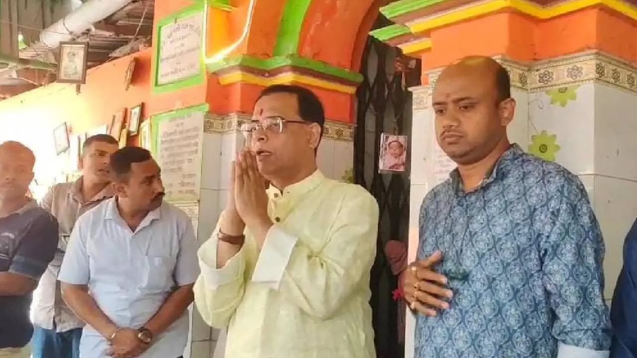 TMC Candidate Snehasis Chakraborty Begins Election Campaign After Offering Prayers at Rajballavi Temple 