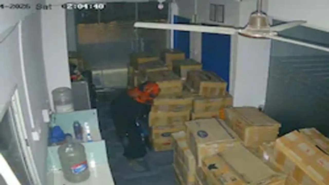 Father and son wear burqas steal computer parts in Bengaluru