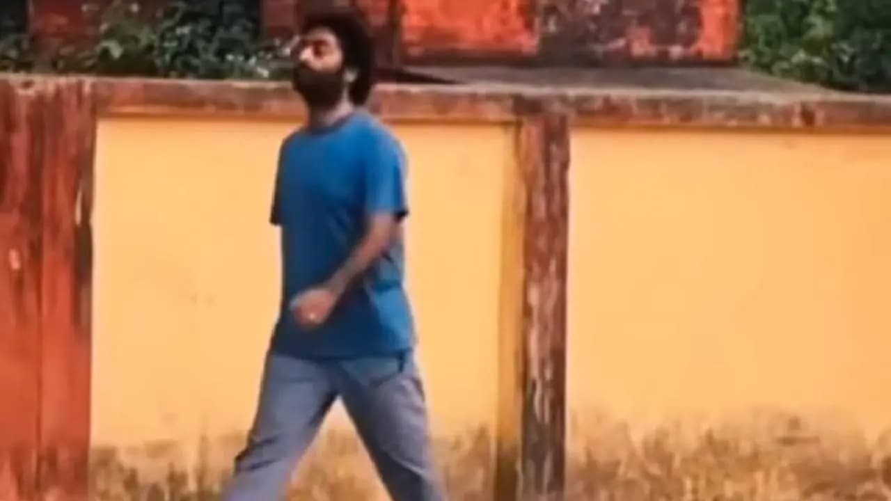 Arijit Singh Spotted at Jiaganj Railway Station; Viral Video Captures Singer’s Simple Avatar