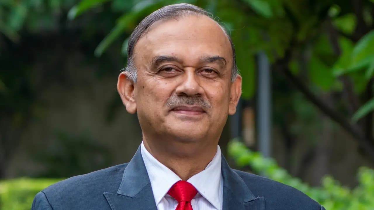 HDFC Bank Shares Crash 9% After Chairman Atanu Chakraborty Resigns