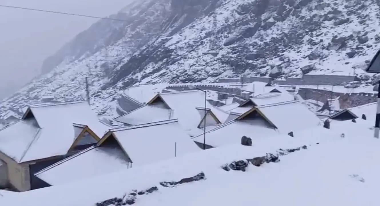 Heavy Snowfall in Sikkim: Tsomgo Lake Closed for Tourists Amid Safety Concerns